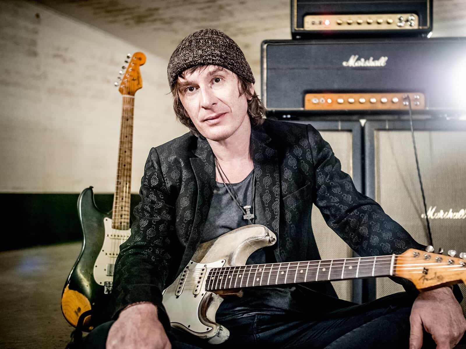 Marcus Deml mit Gitarre vor Marshall-Amps als Highlight des 7. VIP-Guitar Studententreffens