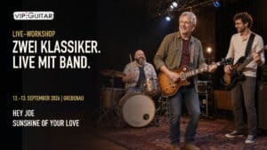 Rock-Klassiker Live Workshop mit drei Musikern, grosser Schrift und sichtbarem Schlagzeug