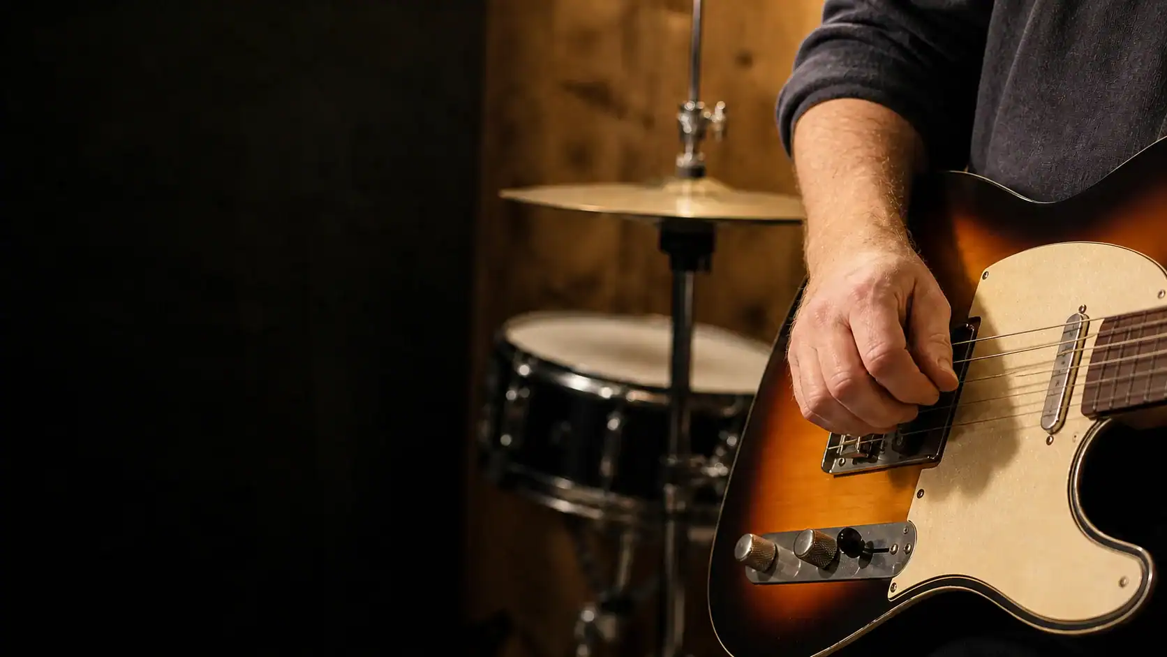 Groove auf der Gitarre: Anschlaghand mit E-Gitarre vor Snare und Hi-Hat