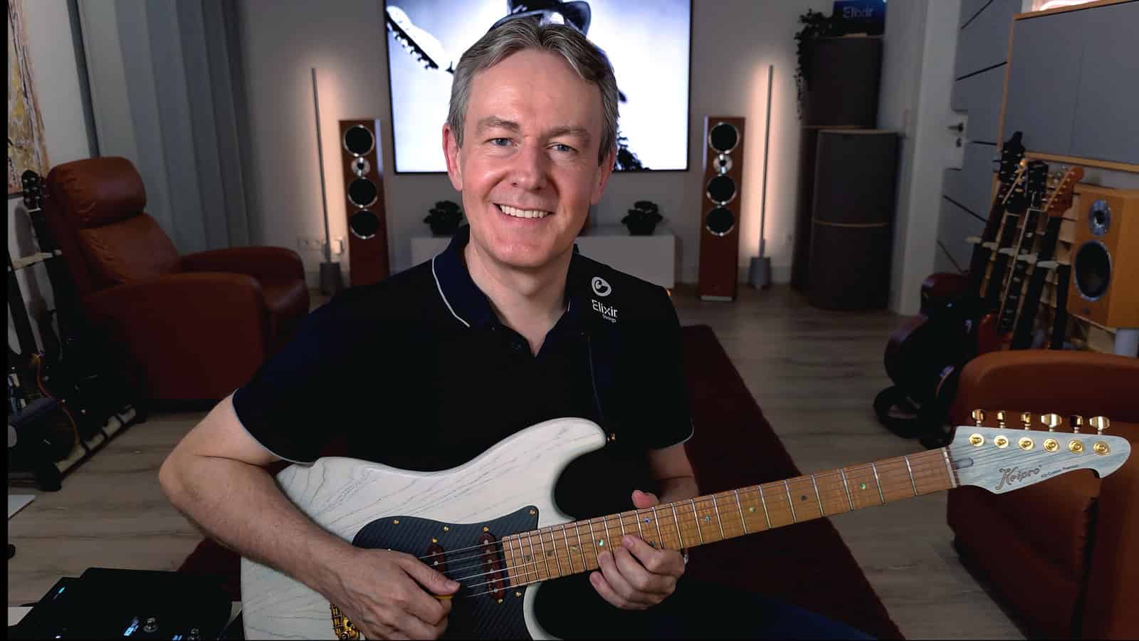 Horst Keller mit weißer E-Gitarre vor dem Little Wing Solo Tutorial