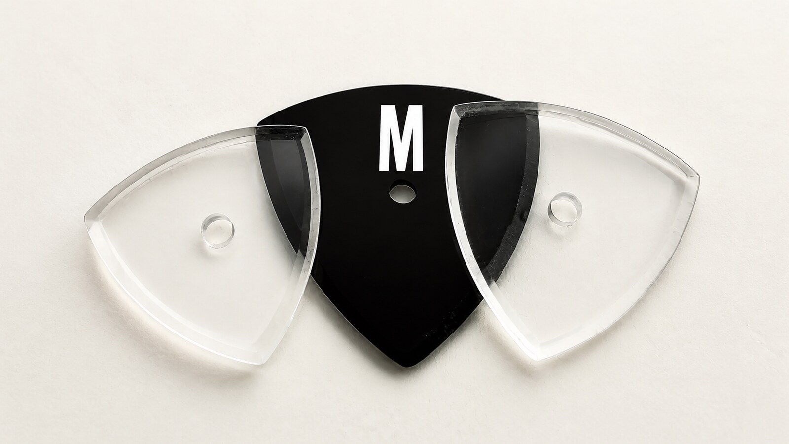 Drei VIP-Guitar Plektren in Schwarz und Transparent