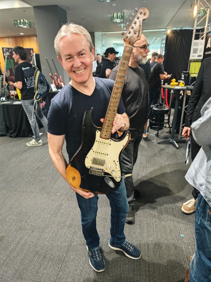 Horst Keller mit einer E-Gitarre beim Guitar Summit 2026