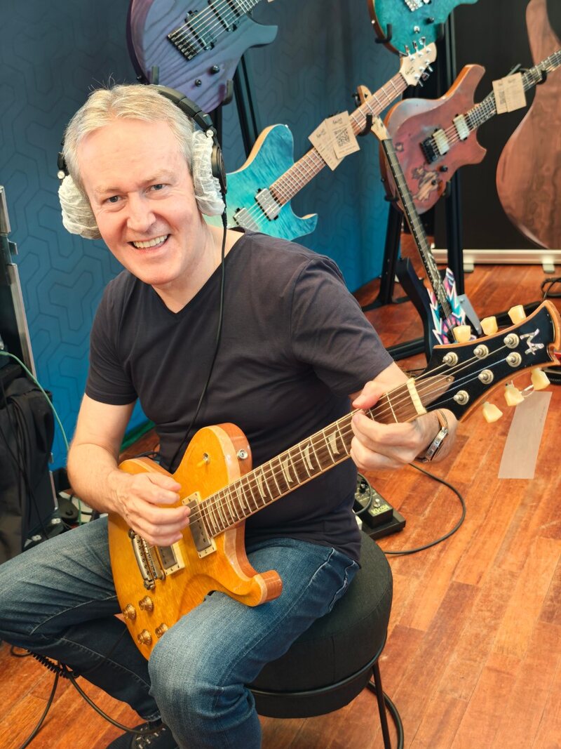 Horst Keller spielt eine E-Gitarre beim Guitar Summit 2026