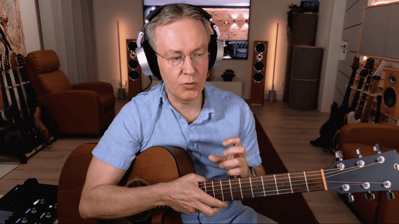 Horst Keller mit Akustikgitarre beim Online-Workshop zur intuitiven Rhythmusgitarre