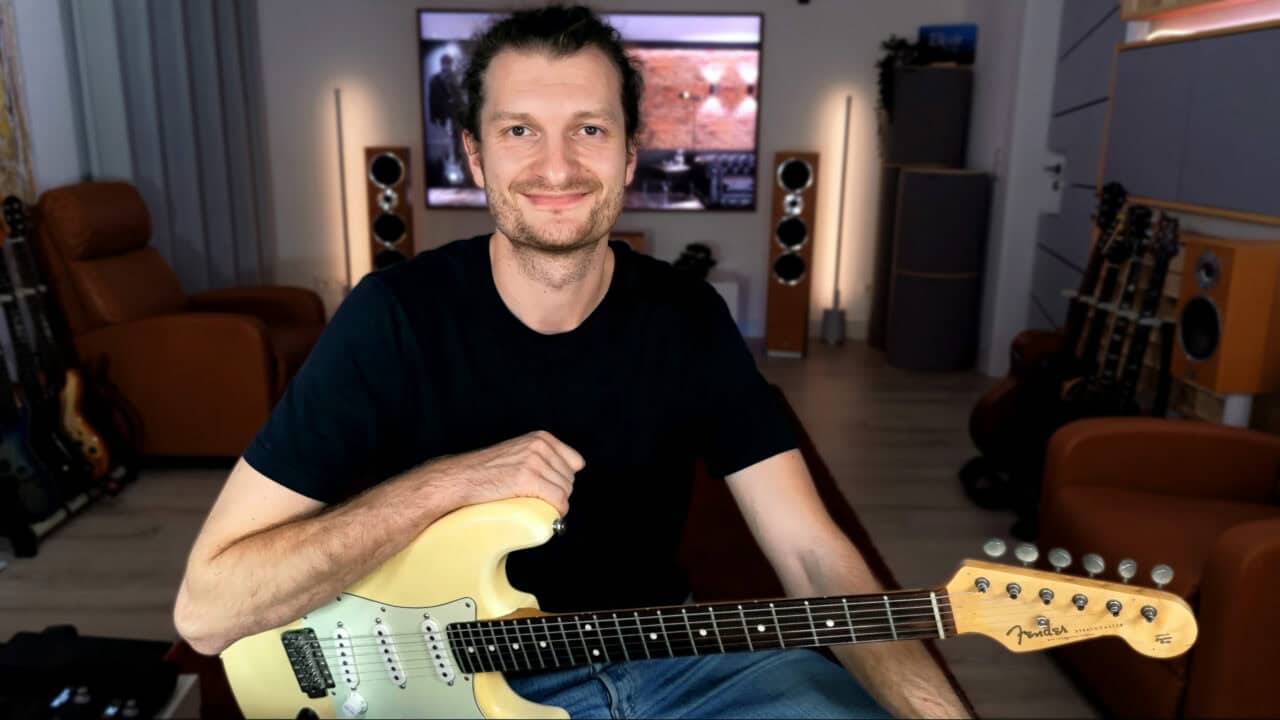 Sebastian Minet mit seiner E-Gitarre im VIP-Guitar-Studio